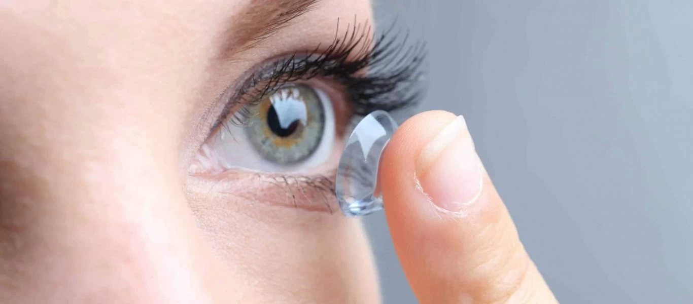 Ο τρόπος για να βάζετε σωστά τους φακούς επαφής (βίντεο)